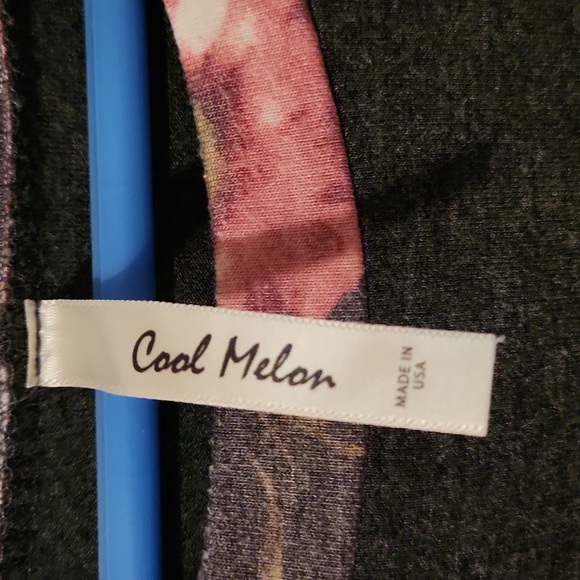 (3/$15) Cool Melon Dark Gray Shirt with Floral Long Sleeves Women Size Medium - Picture 3 of 3